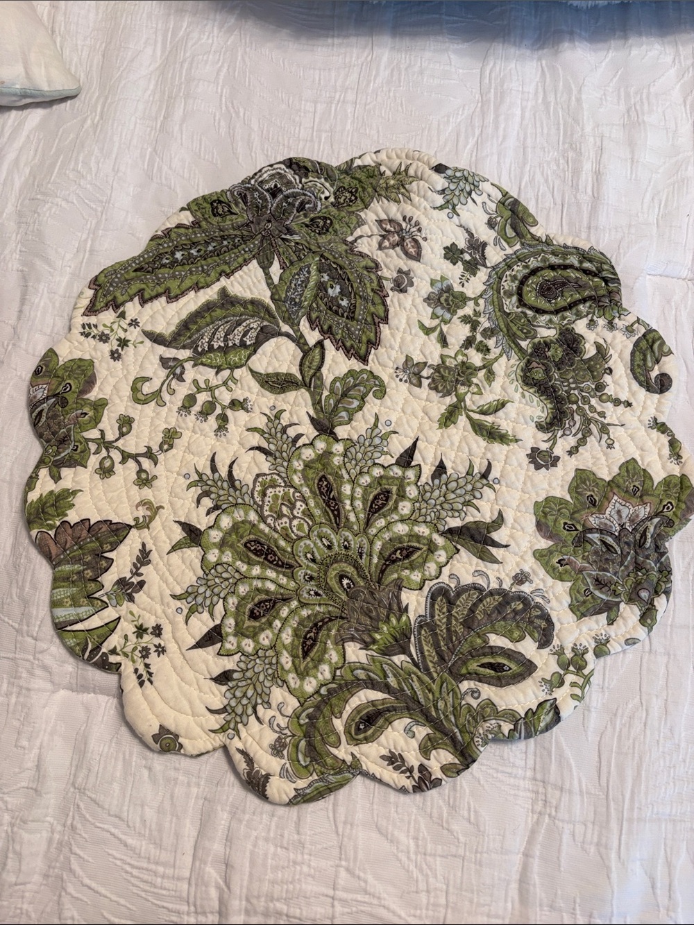 Scalloped Paisley Quilted Place Mats -set of 4-in Green and Cream